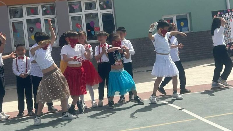 Tokat’ta erkek öğrencilere etek giydirip oynattılar Tokat’ta erkek öğrencilere etek giydirip oynattılar