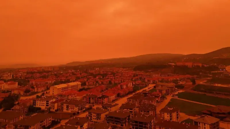 Kuzey Afrika’dan gelen çöl tozları solunum sıkıntısına neden oluyor Kuzey Afrika’dan gelen çöl tozları solunum sıkıntısına neden oluyor