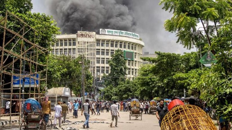 Bangladeş’te Başbakan Hasina istifa etti, Hindistan’a kaçtı