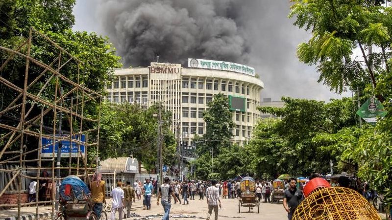 Bangladeş’te Başbakan Hasina istifa etti, Hindistan’a kaçtı