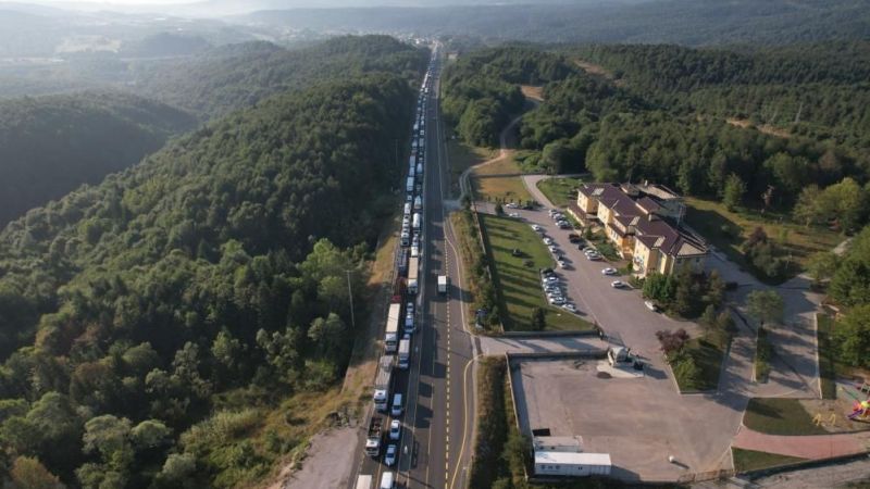 Bolu Dağında kilometrelerce araç kuyruğu oluştu Bolu Dağında kilometrelerce araç kuyruğu oluştu