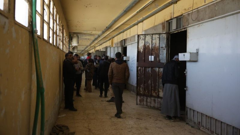 Suriyeliler Esed’in ‘işkence kampı’nda yakınlarının izini arıyor!