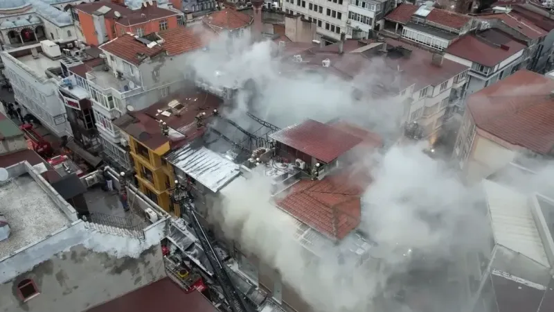 İstanbul Fatih’teki depo yangını güçlükle kontrol altına alındı