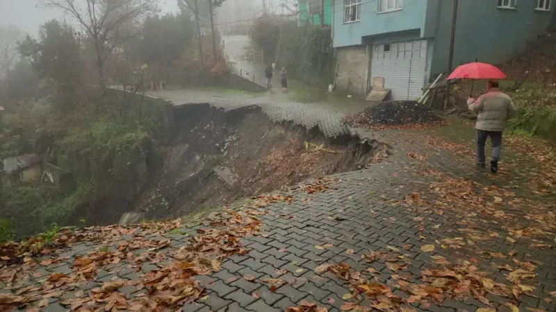 Heyelan korkusunun yaşandığı mahalleye ambulans bile girmiyor Heyelan korkusunun yaşandığı mahalleye ambulans bile girmiyor
