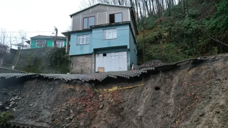 Heyelan korkusunun yaşandığı mahalleye ambulans bile girmiyor Heyelan korkusunun yaşandığı mahalleye ambulans bile girmiyor