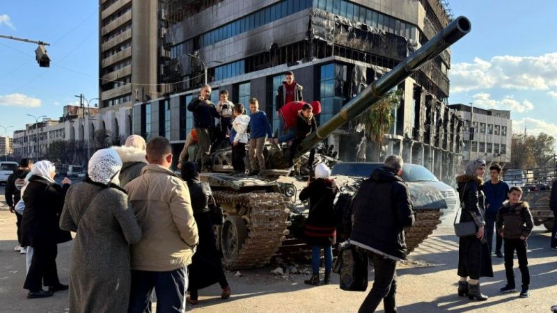 Katil Esed’e bağlı askerlerin terk ettiği tanklar çocuklara oyuncak oldu