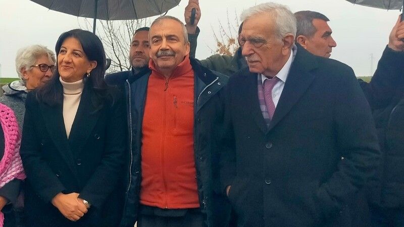 Adalet Bakanı Tunç ile İmralı Heyeti’nin yapacağı görüşme ertelendi Adalet Bakanı Tunç ile İmralı Heyeti’nin yapacağı görüşme ertelendi