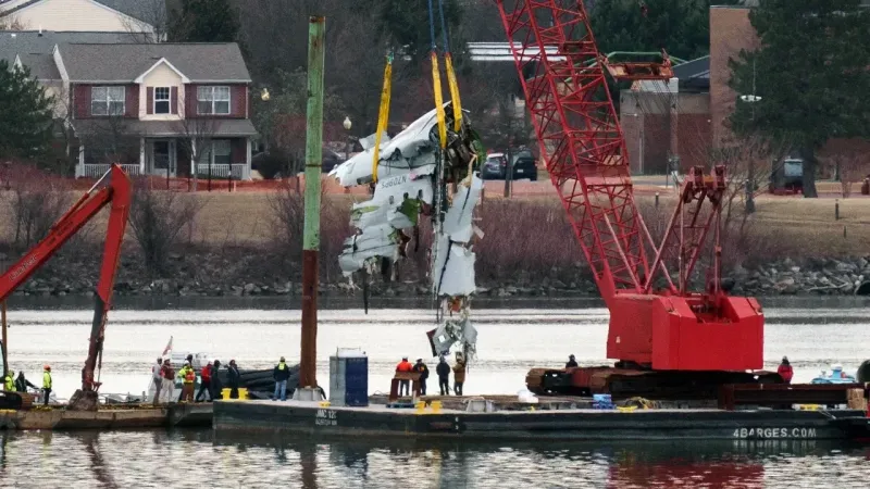 ABD'de uçak ile helikopterin çarpıştığı kazada ölen 67 kişinin cesedi sudan çıkarıldı ABD'de uçak ile helikopterin çarpıştığı kazada ölen 67 kişinin cesedi sudan çıkarıldı