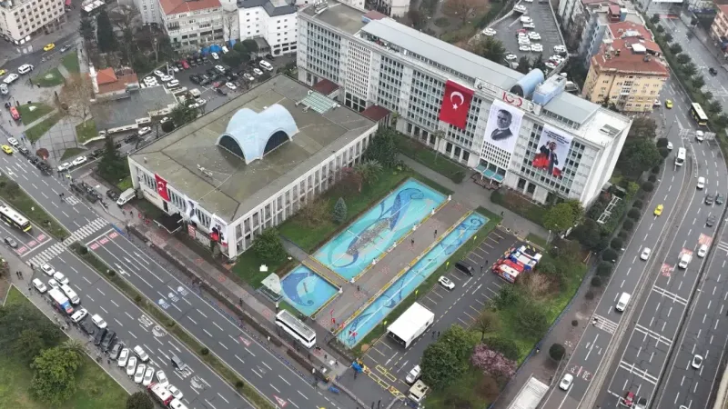 İBB binası önünde sessizlik hakim