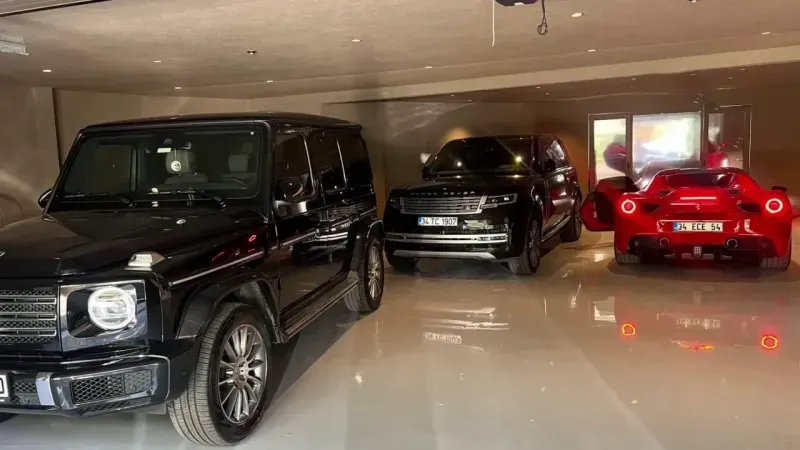 Ekrem İmamoğlu’na ait oldukları belirlenen lüks otomobiller otoparkta görüntülendi