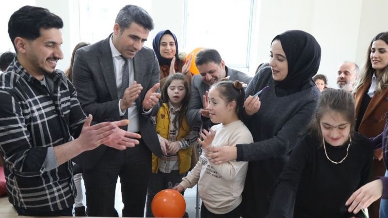 Down Sendromlu Halay Ekibi Coşturdu