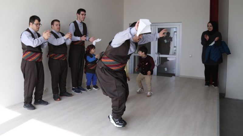 Down Sendromlu Halay Ekibi Coşturdu