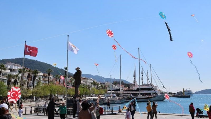 Marmaris’te Gökyüzü Rengarenk Oldu