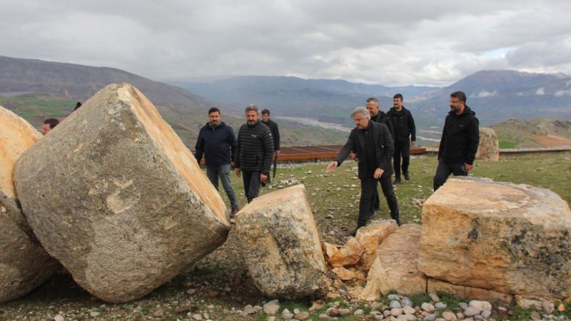 Depremde Devrildi Yeniden Ayağa Kaldırılıyor Depremde Devrildi Yeniden Ayağa Kaldırılıyor