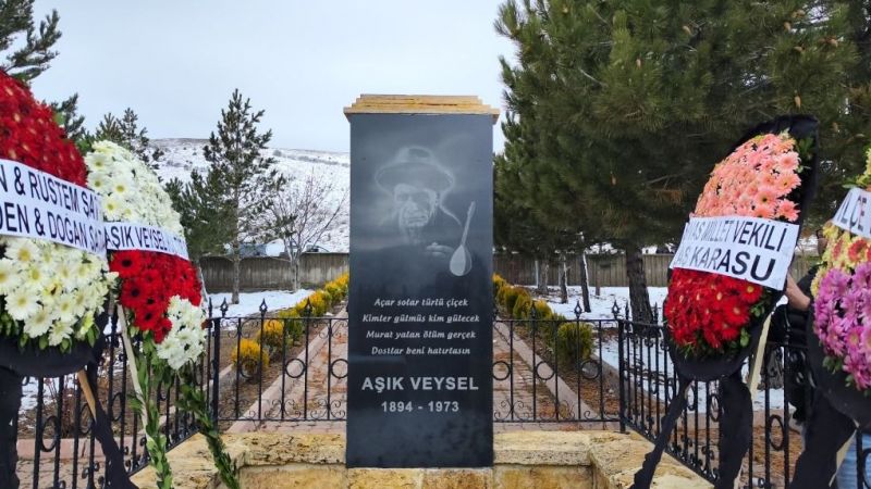 Aşık Veysel Mezarı Başında Anıldı
