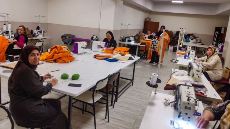 Yetim anneleri, afetzede çocuklar için üretiyor Yetim anneleri, afetzede çocuklar için üretiyor