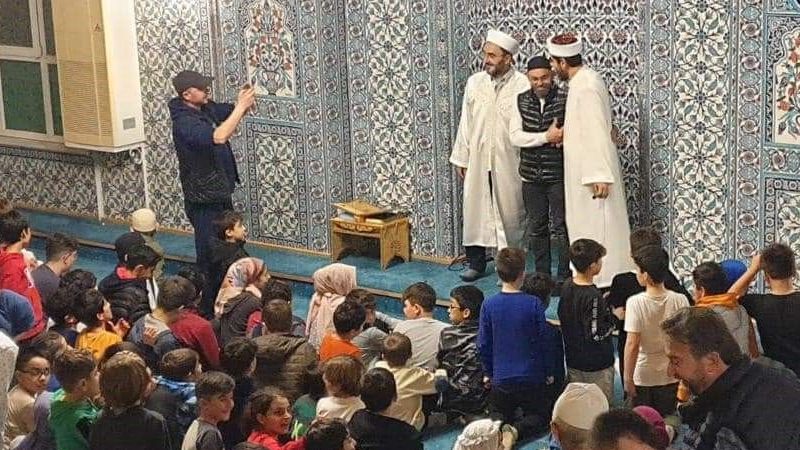 Bursa'da çocuklara teravih hediyesi