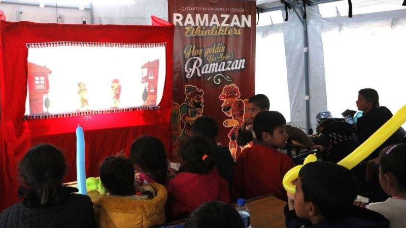 Depremzedeler Hacivat ve Karagöz'le gülüyor