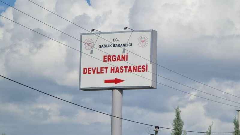 Hemşire yanlışlıkla bebeğin parmağını kesti