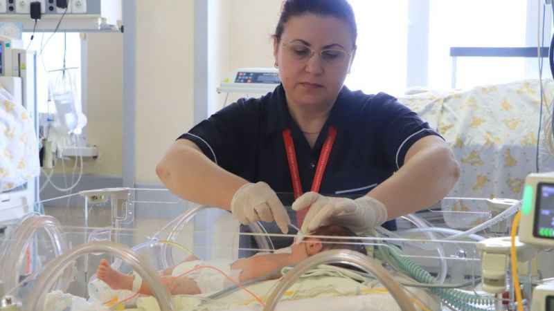 Erken doğan bebekler hayata tutunuyor