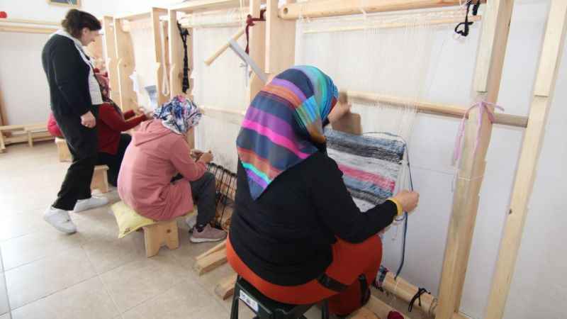 Asırlık miras kilimler yeniden dokunuyor