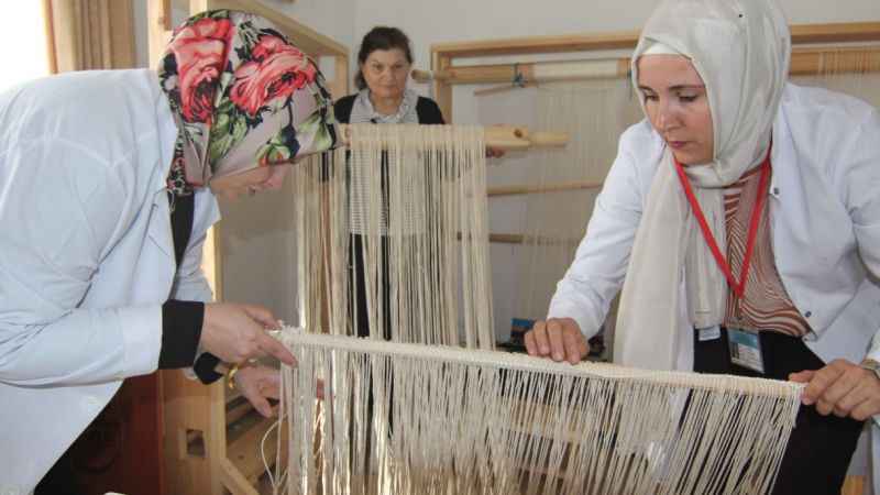 Asırlık miras kilimler yeniden dokunuyor