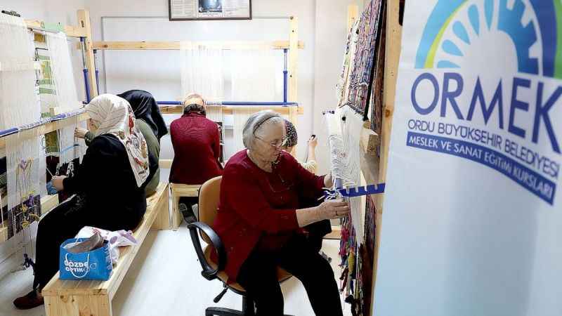 83 yaşında ilmek ilmek halı dokuyor
