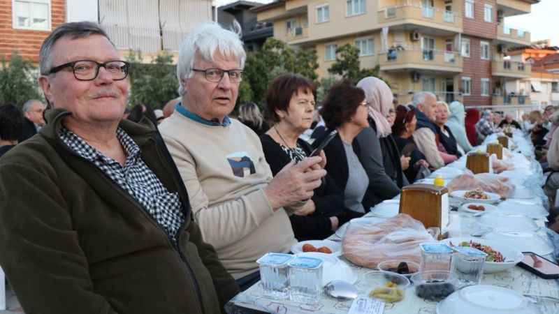 127 milletten yabancılar iftar sofrasında