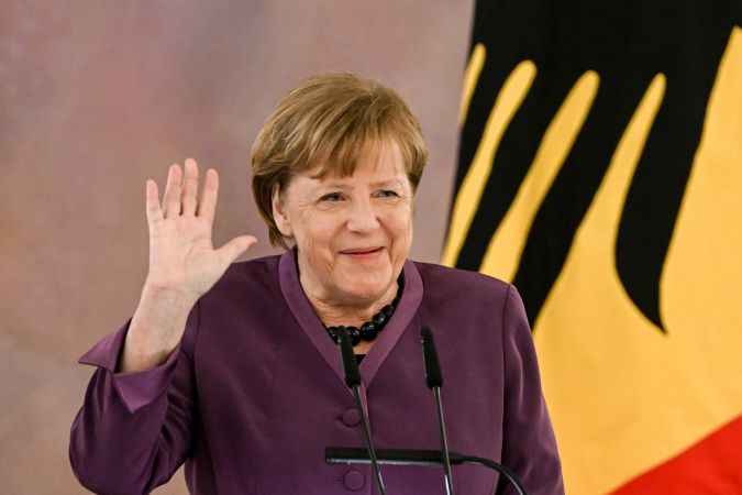ŞANSÖLYE MERKEL'E MADALYA