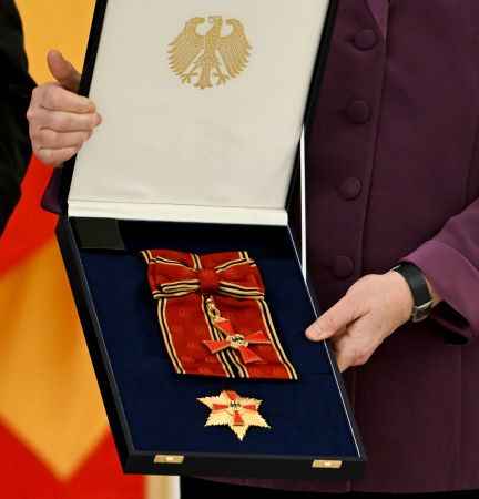 ŞANSÖLYE MERKEL'E MADALYA ŞANSÖLYE MERKEL'E MADALYA