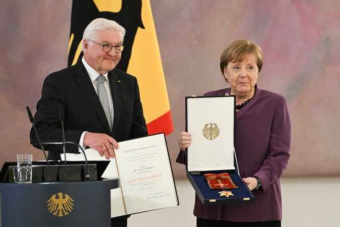 ŞANSÖLYE MERKEL'E MADALYA ŞANSÖLYE MERKEL'E MADALYA