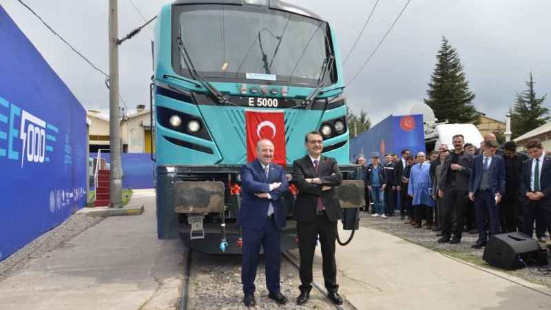 İlk yerli ve milli elektrikli anahat lokomotifi E5000 raylara indi İlk yerli ve milli elektrikli anahat lokomotifi E5000 raylara indi