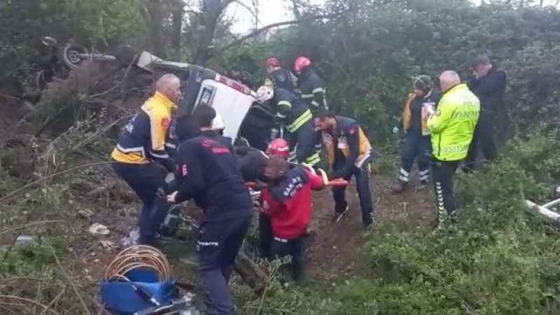 TEM'de minibüs devrildi: 13 yaralı TEM'de minibüs devrildi: 13 yaralı
