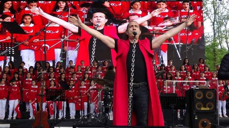 Kıraç, depremzede çocukları coşturdu Kıraç, depremzede çocukları coşturdu