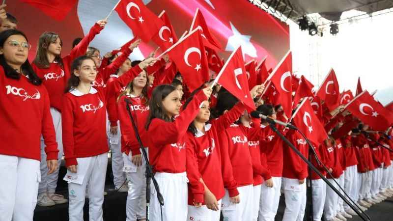 Kıraç, depremzede çocukları coşturdu Kıraç, depremzede çocukları coşturdu