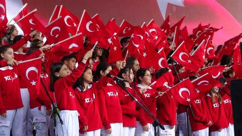 Kıraç, depremzede çocukları coşturdu Kıraç, depremzede çocukları coşturdu