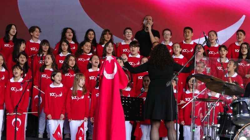 Kıraç, depremzede çocukları coşturdu Kıraç, depremzede çocukları coşturdu