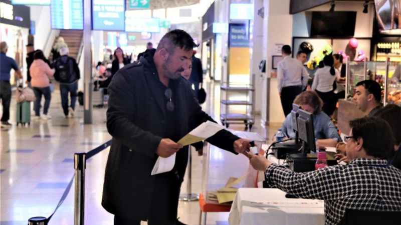 Tatilciler oy vermek için havalimanına koştu Tatilciler oy vermek için havalimanına koştu