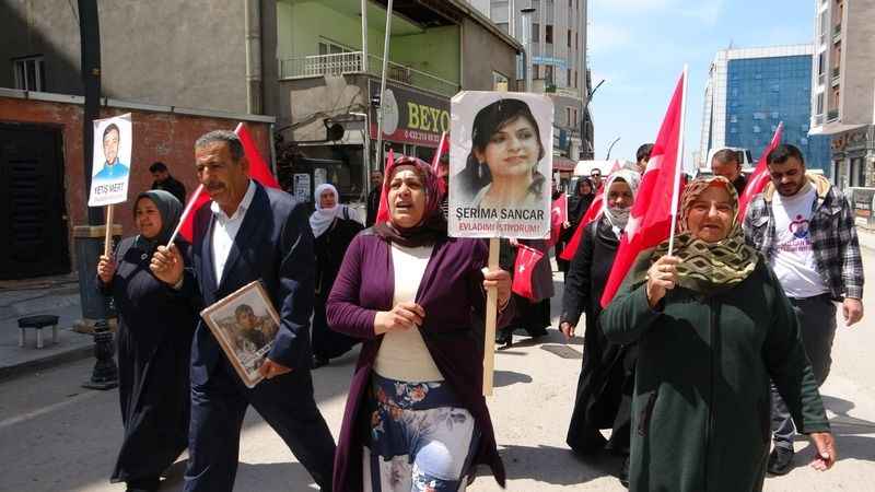Evlat nöbetindeki ailelerden HDP'ye isyan 