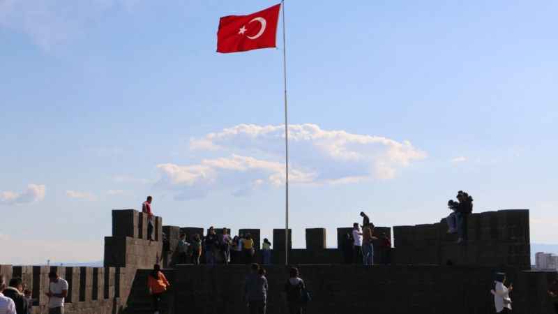 Deprem sonrası Diyarbakır turizmi yeniden canlandı Deprem sonrası Diyarbakır turizmi yeniden canlandı