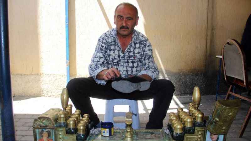 Ayakkabı boyacısı ressamlıkta da iddialı Ayakkabı boyacısı ressamlıkta da iddialı