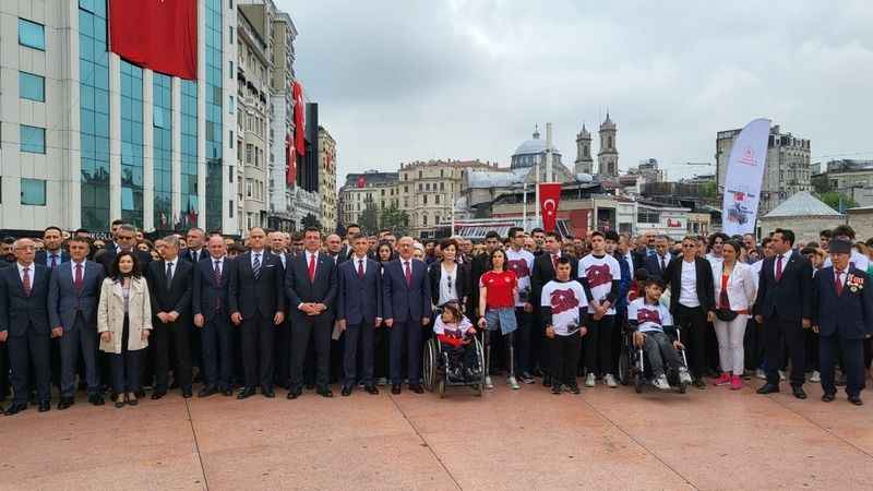 Taksim Meydanı’nda 19 Mayıs töreni