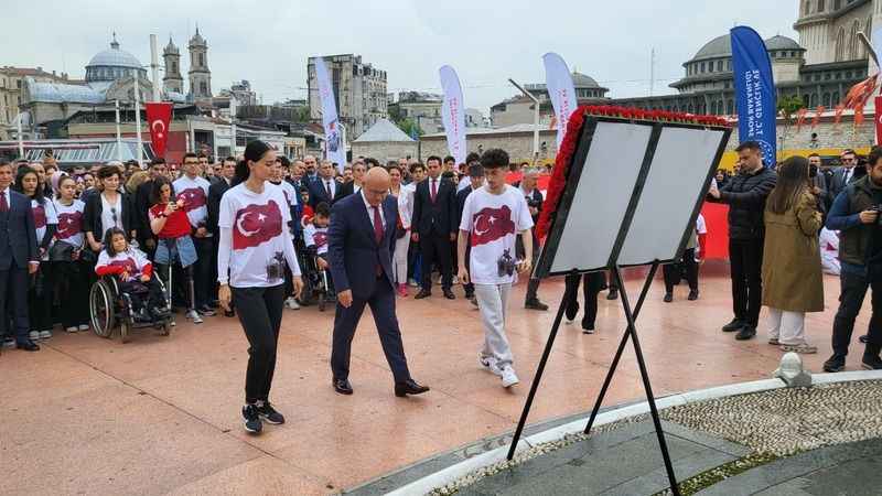 Taksim Meydanı’nda 19 Mayıs töreni Taksim Meydanı’nda 19 Mayıs töreni