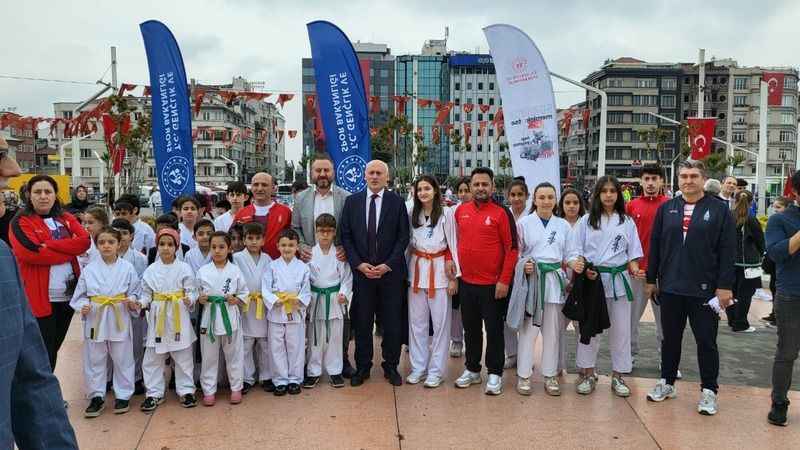 Taksim Meydanı’nda 19 Mayıs töreni Taksim Meydanı’nda 19 Mayıs töreni