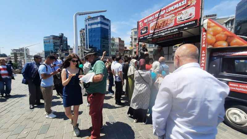 Erdoğan için Taksim’de 2 bin kişiye lokma dağıttı
