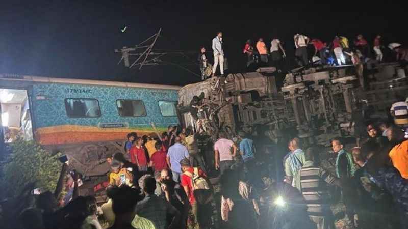 Hindistan’da tren kazası: 50 ölü