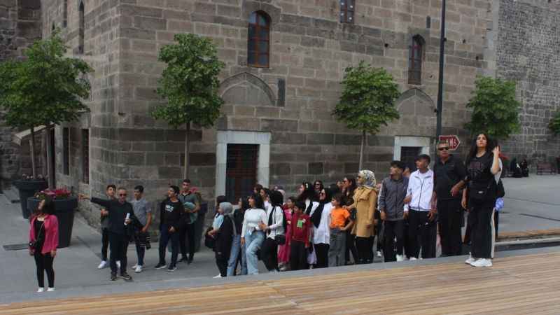 Depremzede öğrenciler Kayseri’yi gezdi Depremzede öğrenciler Kayseri’yi gezdi