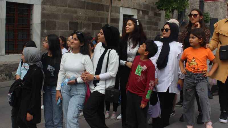 Depremzede öğrenciler Kayseri’yi gezdi Depremzede öğrenciler Kayseri’yi gezdi