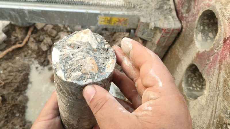 Hatay'da beton örneğinden deniz kumu çıktı Hatay'da beton örneğinden deniz kumu çıktı
