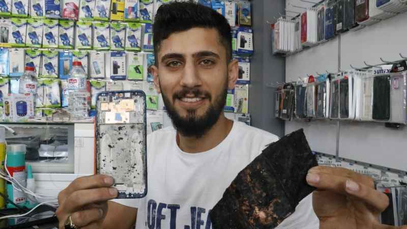 Cep telefonu bomba gibi patladı Cep telefonu bomba gibi patladı